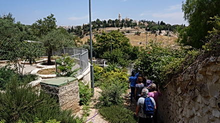 בשכונת אבו תור, מסיור בעקבות עמיחי - סיורים ספרותיים בירושלים, בהדרכת נורית בזל
