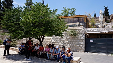 המשפחה של עמיחי, מסיור בעקבות עמיחי - סיורים ספרותיים בירושלים, בהדרכת נורית בזל