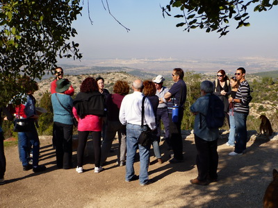 תצפית מבית מחסיר - סיור הדרך לירושלים - סיורים וטיולים בירושלים, בהדרכת נורית בזל