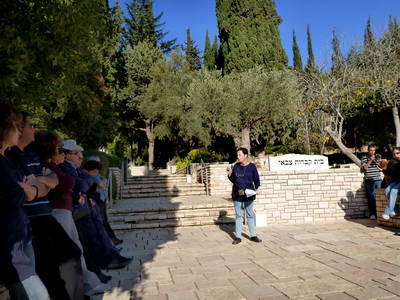 בית הקברות הצבאי בקריית ענבים,בטיול הדרך לירושלים - סיורים וטיולים בירושלים, בהדרכת נורית בזל