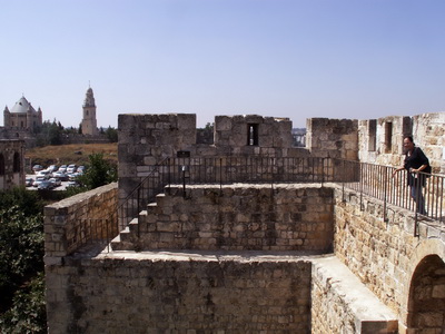 על החומה. סיור טיילת החומות, טיול על טיילת החומות. סיורים וטיולים בירושלים, בהדרכת נורית בזל - מדריכת טיולים