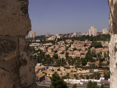 על החומה. סיור טיילת החומות, טיול על טיילת החומות. סיורים וטיולים בירושלים, בהדרכת נורית בזל - מדריכת טיולים